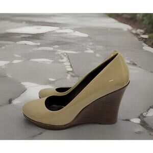 COLE HAAN BEIGE NUDE PATENT LEATHER HEEL WEDGE Size 8.5 B In Excellent Condition